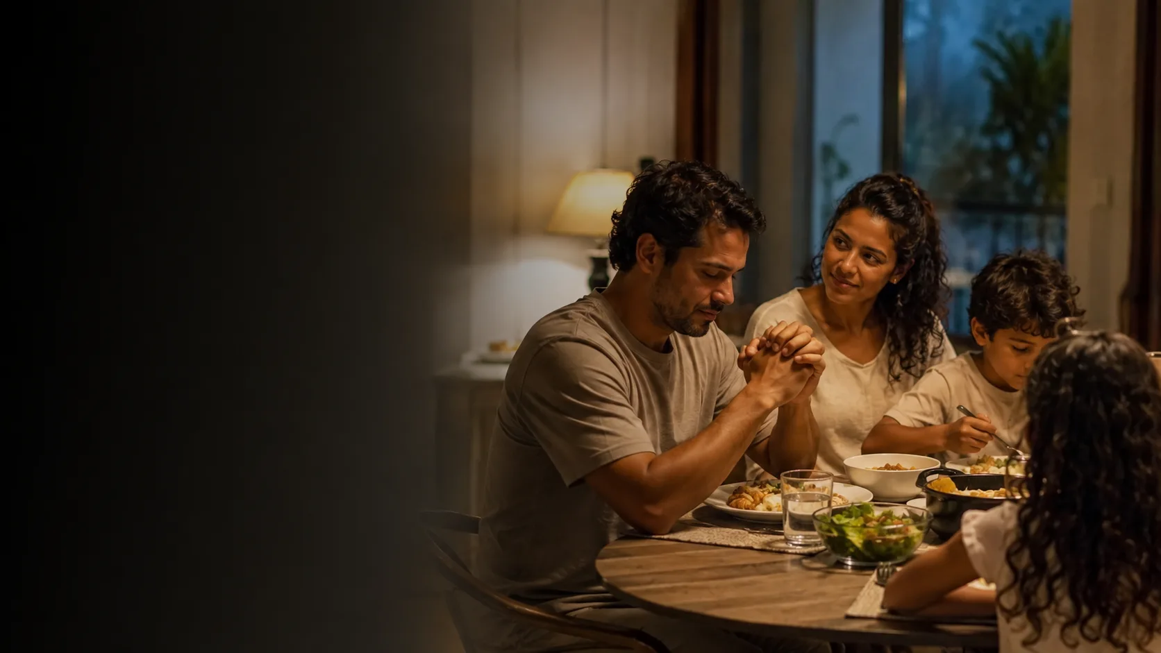 Família reunida em um momento de fé no lar